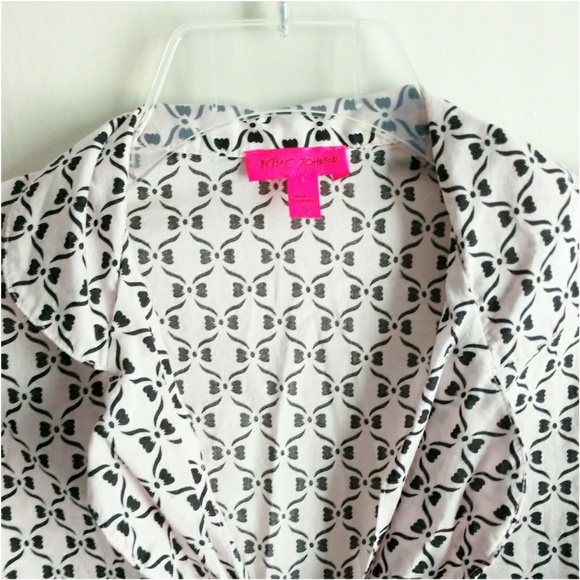 Betsey Johnson Bow Print Collared Button Down Top - Picture 2 of 4
